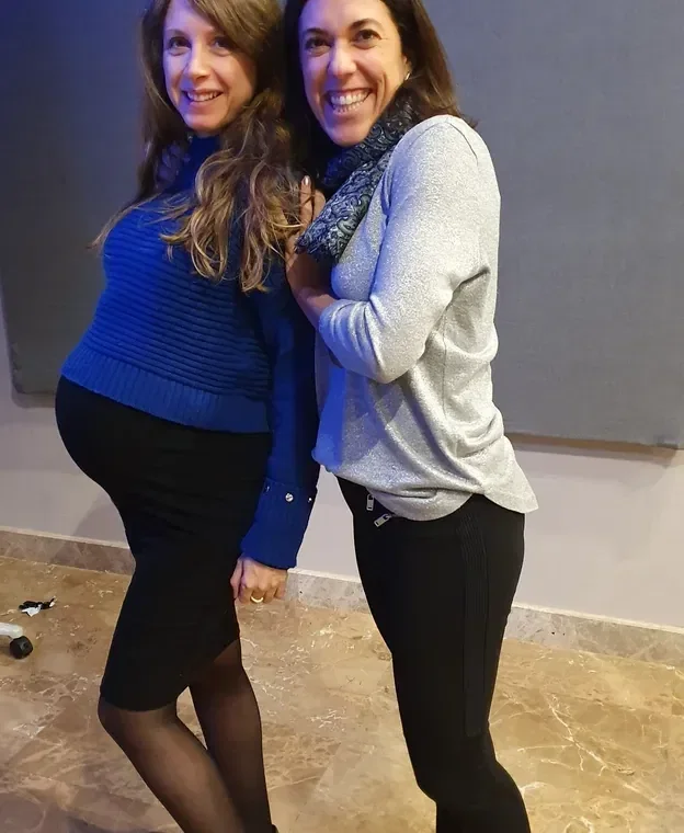 Dos mujeres sonriendo durante un embarazo