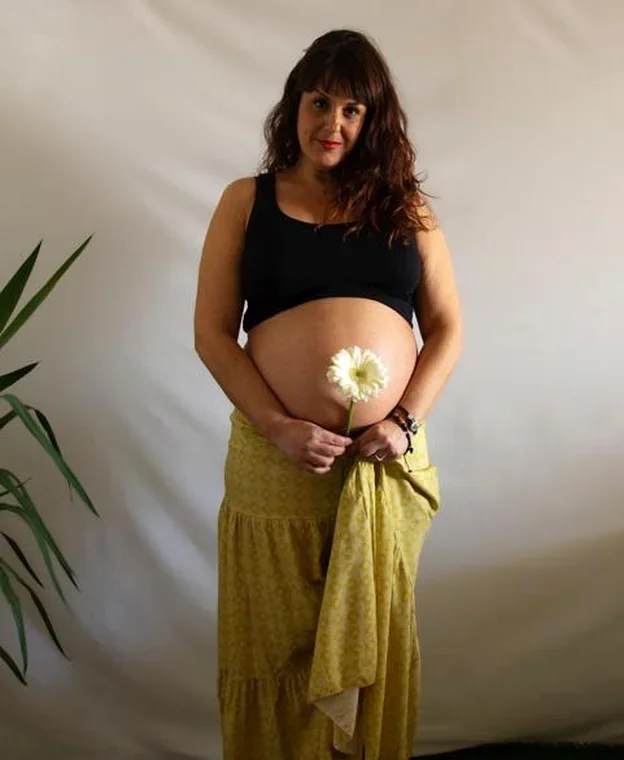 Mujer embarazada posando de pie
