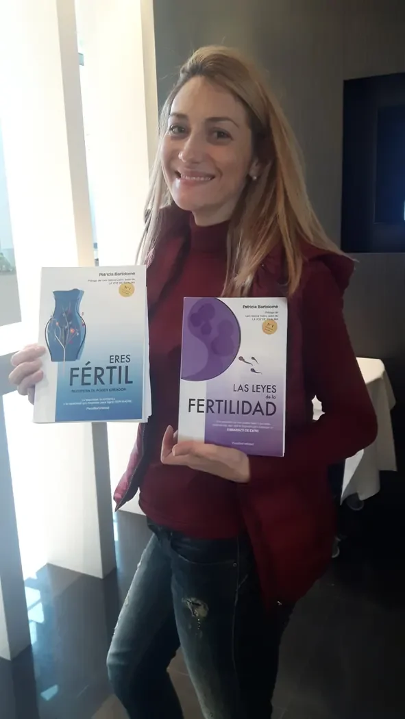 Foto real de una persona con el libro de Patricia Bartolomé