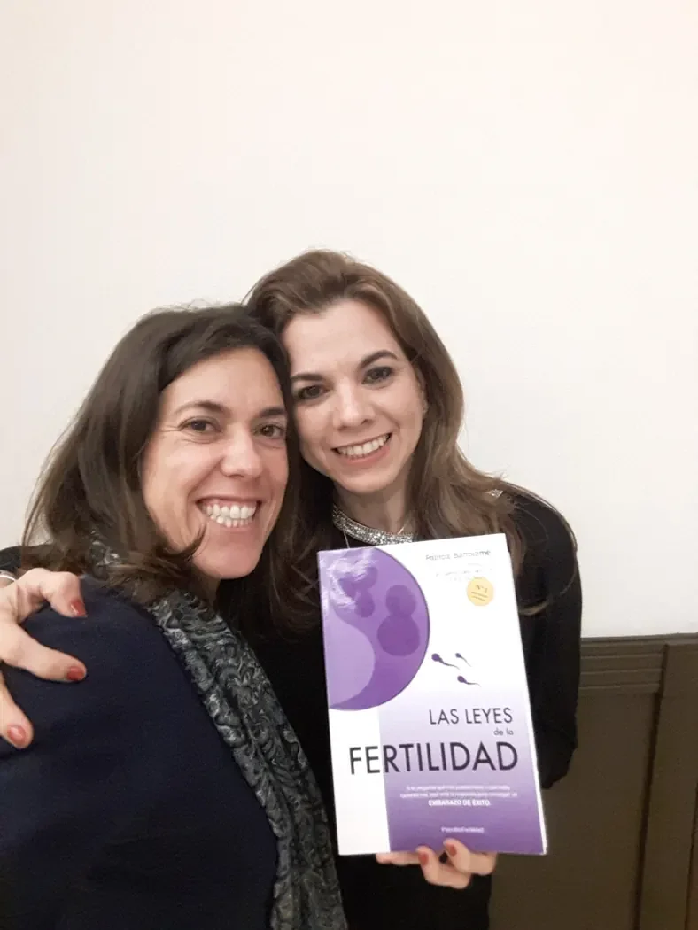 Foto real de una persona con el libro de Patricia Bartolomé