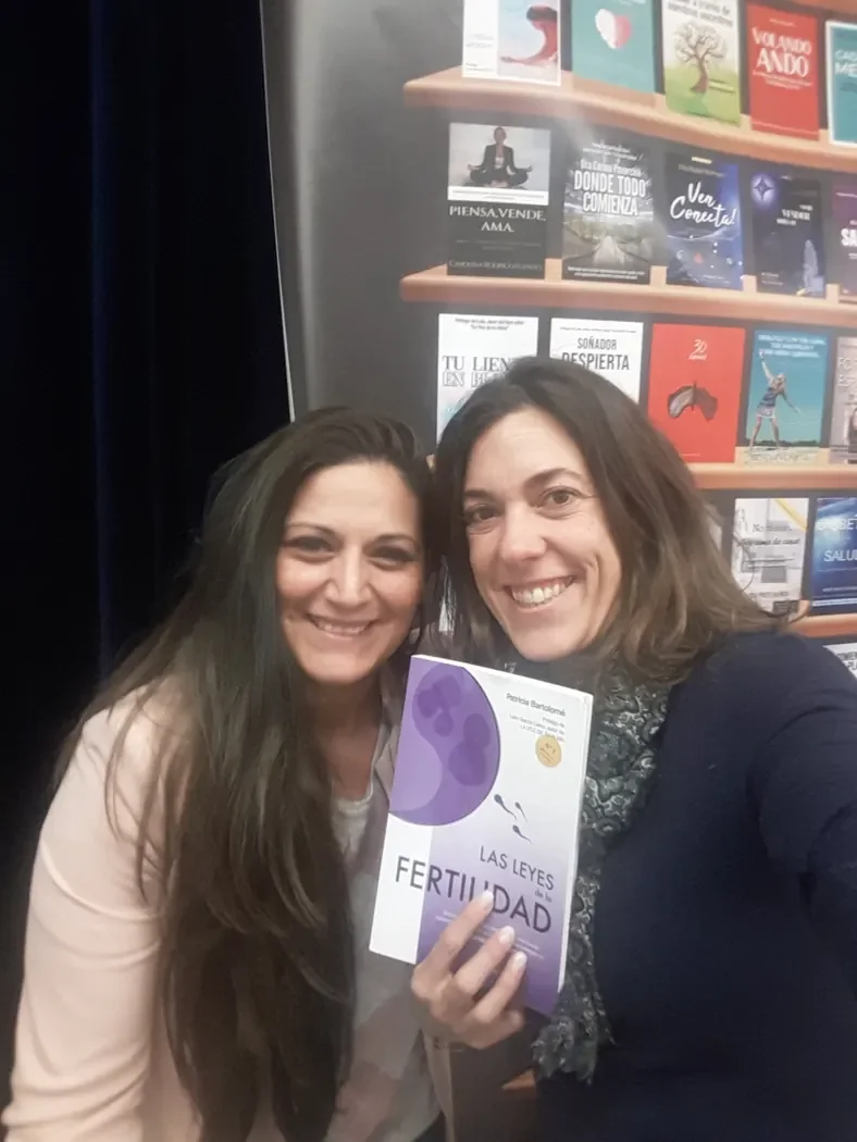 Foto real de una persona con el libro de Patricia Bartolomé