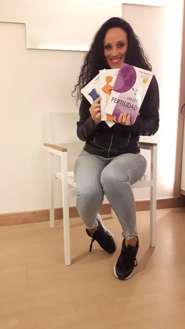 Foto real de una persona con el libro de Patricia Bartolomé