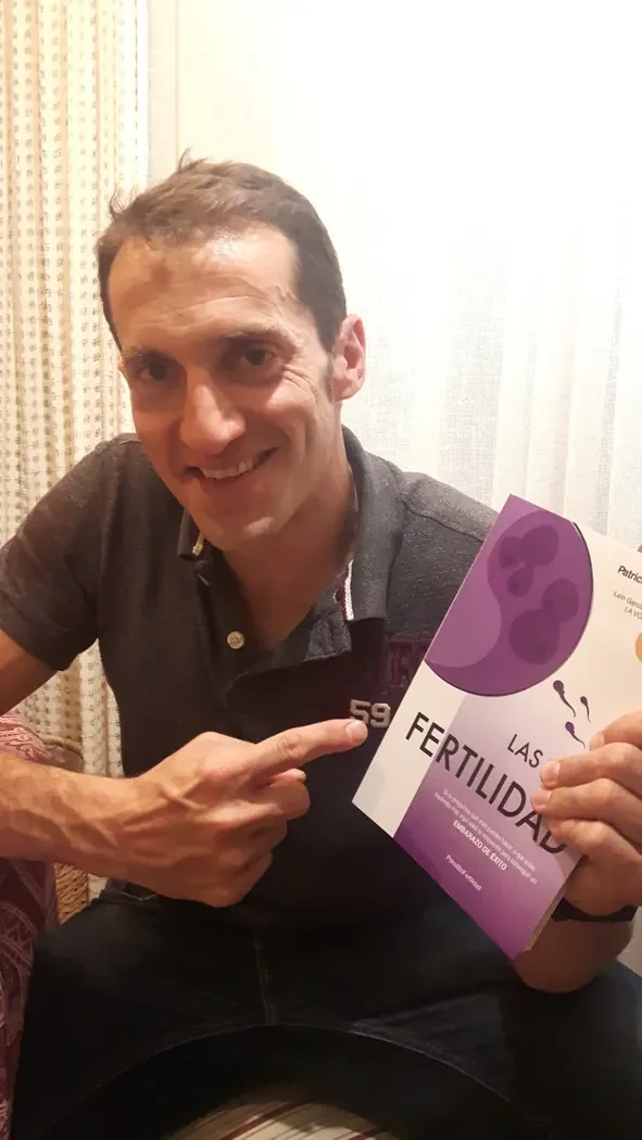 Foto real de una persona con el libro de Patricia Bartolomé