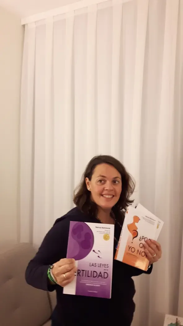Foto real de una persona con el libro de Patricia Bartolomé