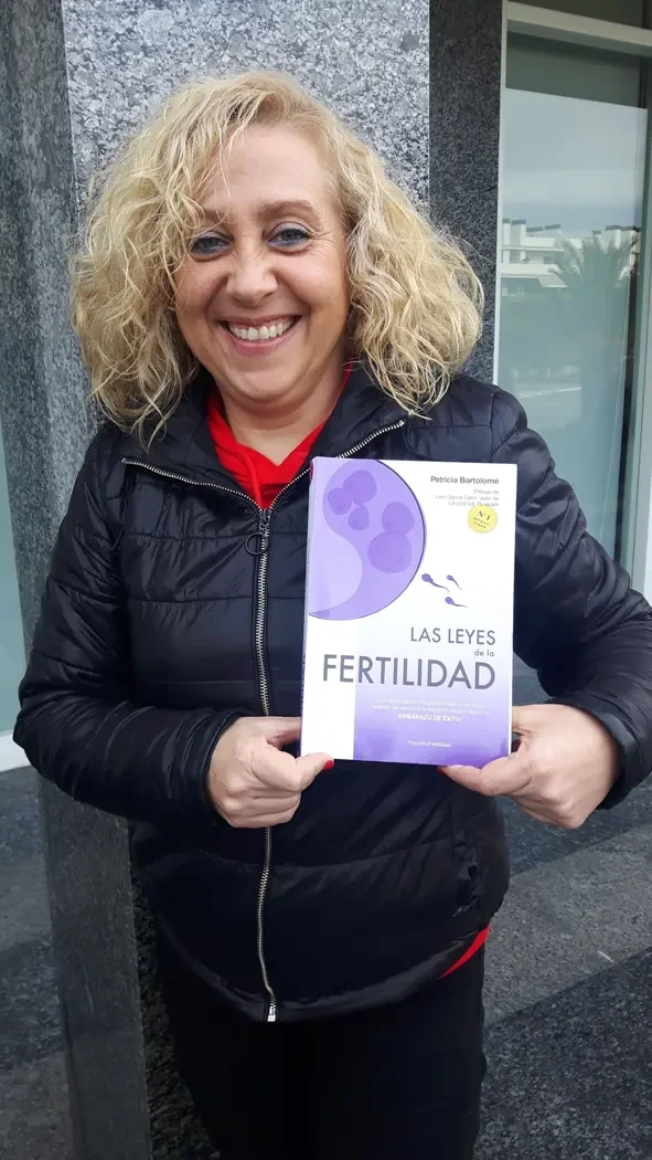 Foto real de una persona con el libro de Patricia Bartolomé