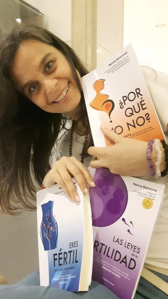 Foto real de una persona con el libro de Patricia Bartolomé