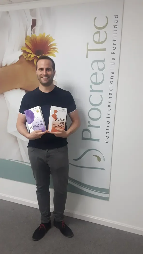 Foto real de una persona con el libro de Patricia Bartolomé