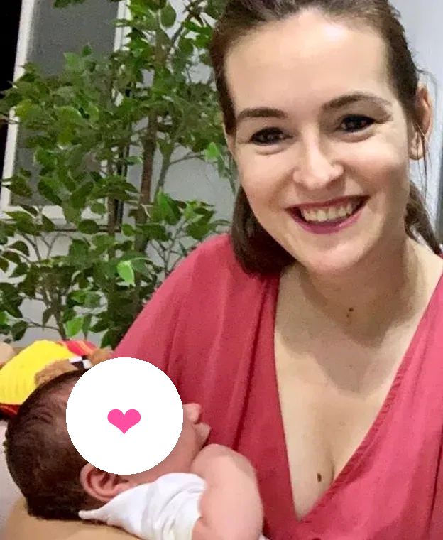 Madre sonriendo con su bebé en brazos