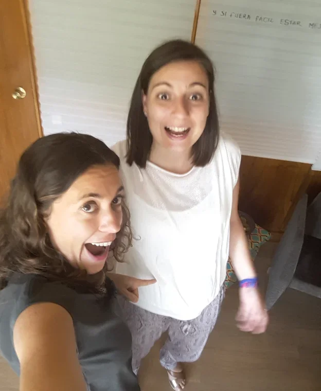 Dos mujeres celebrando una noticia positiva