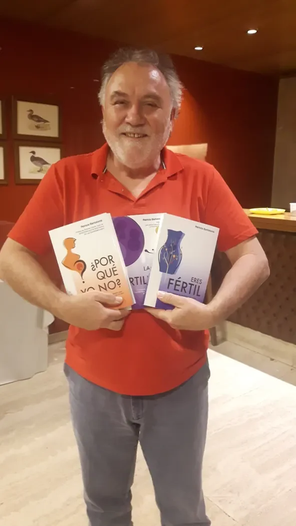 Foto real de una persona con el libro de Patricia Bartolomé