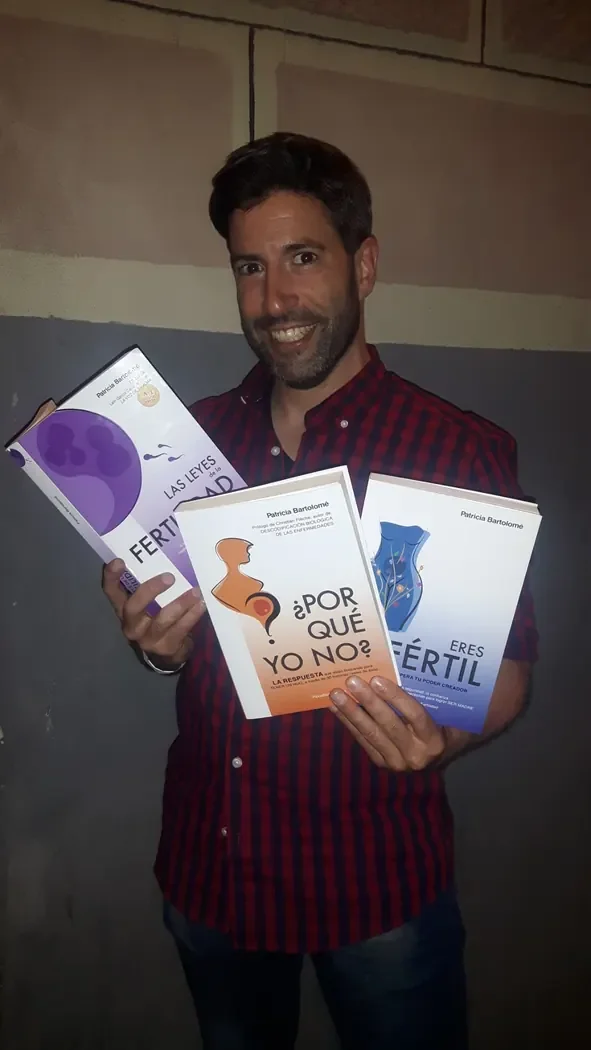 Foto real de una persona con el libro de Patricia Bartolomé