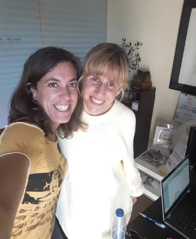 Dos mujeres sonriendo juntas