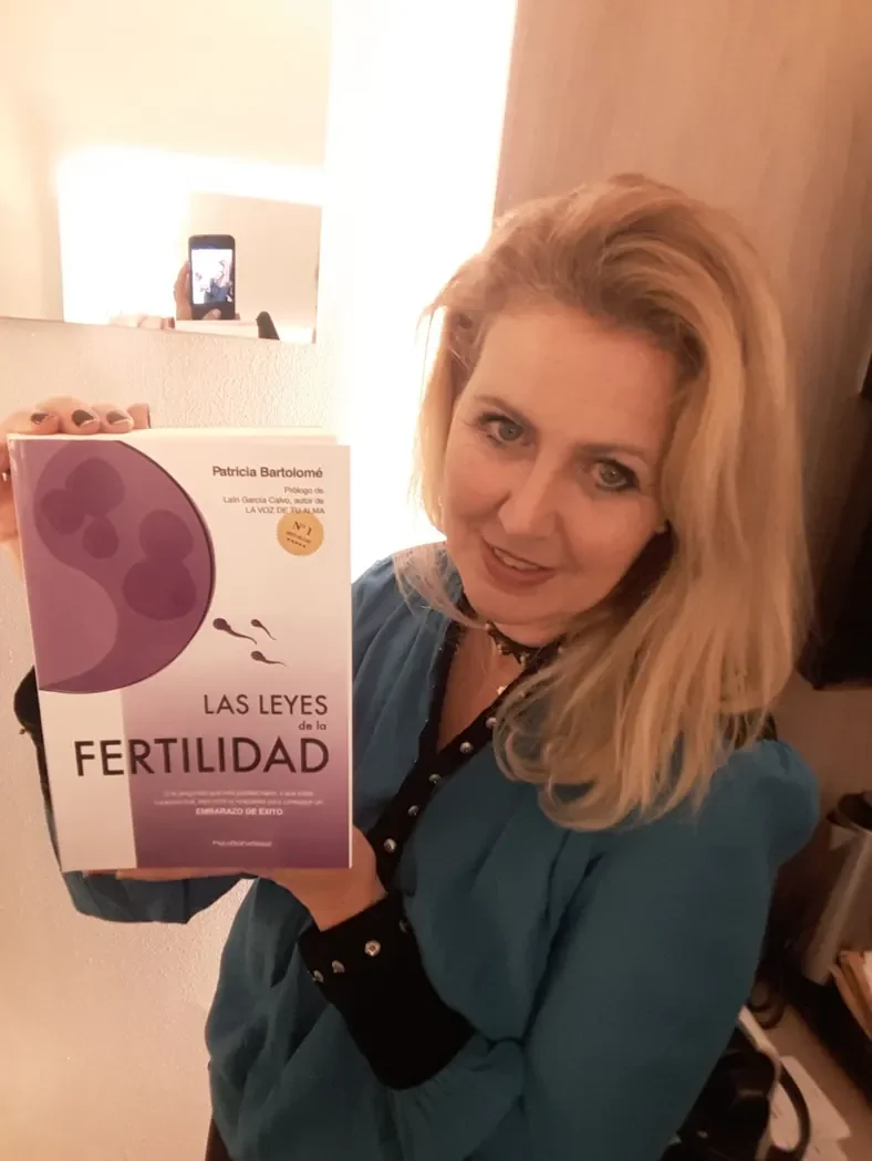 Foto real de una persona con el libro de Patricia Bartolomé