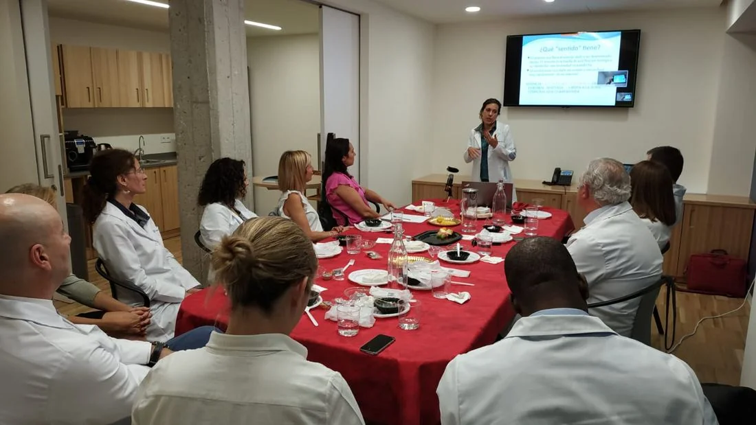 Patricia formando a profesionales sanitarios
