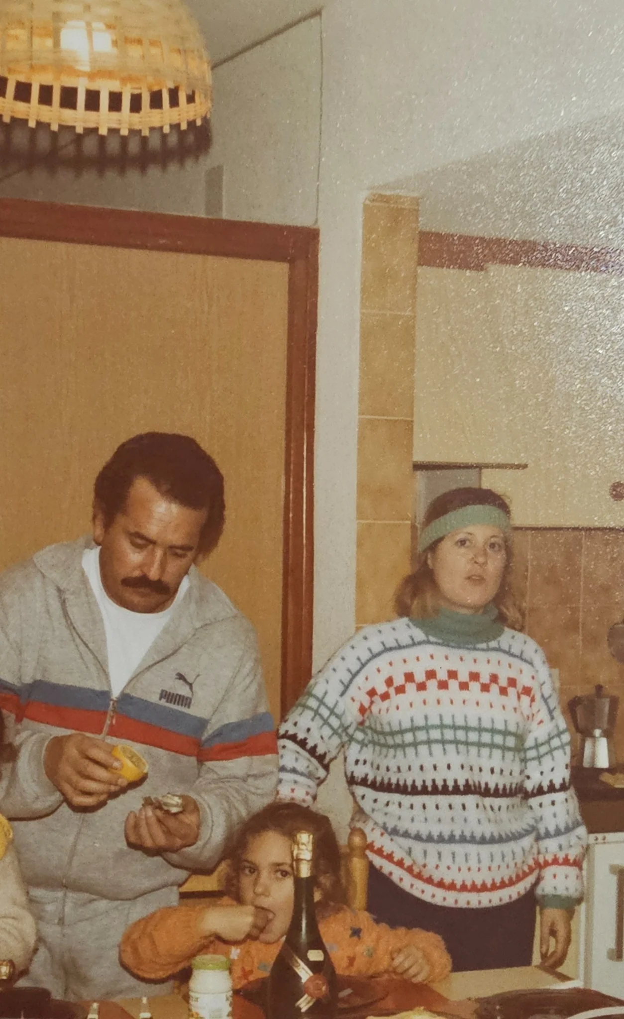 Patricia de niña junto a su familia en una reunión