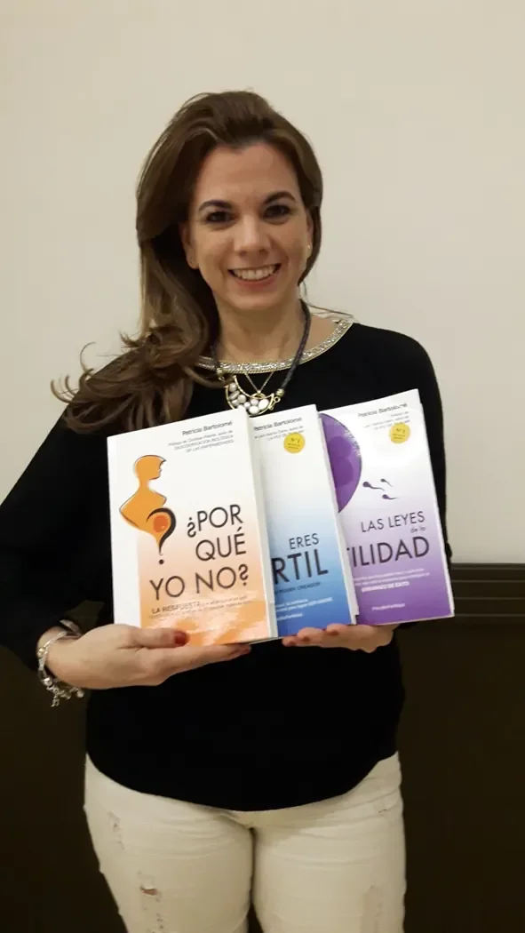 Foto real de una persona con el libro de Patricia Bartolomé