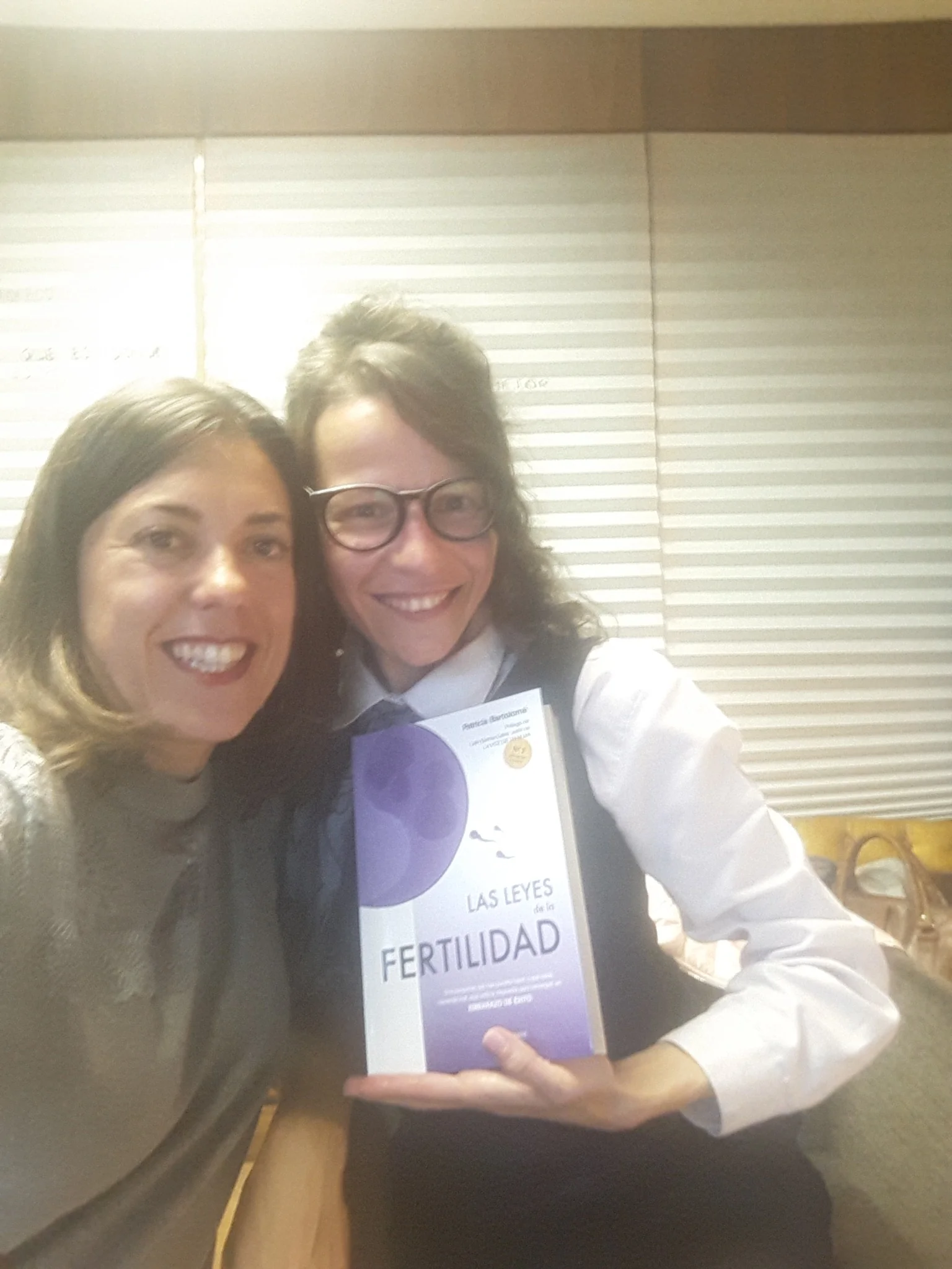 Foto real de una persona con el libro de Patricia Bartolomé