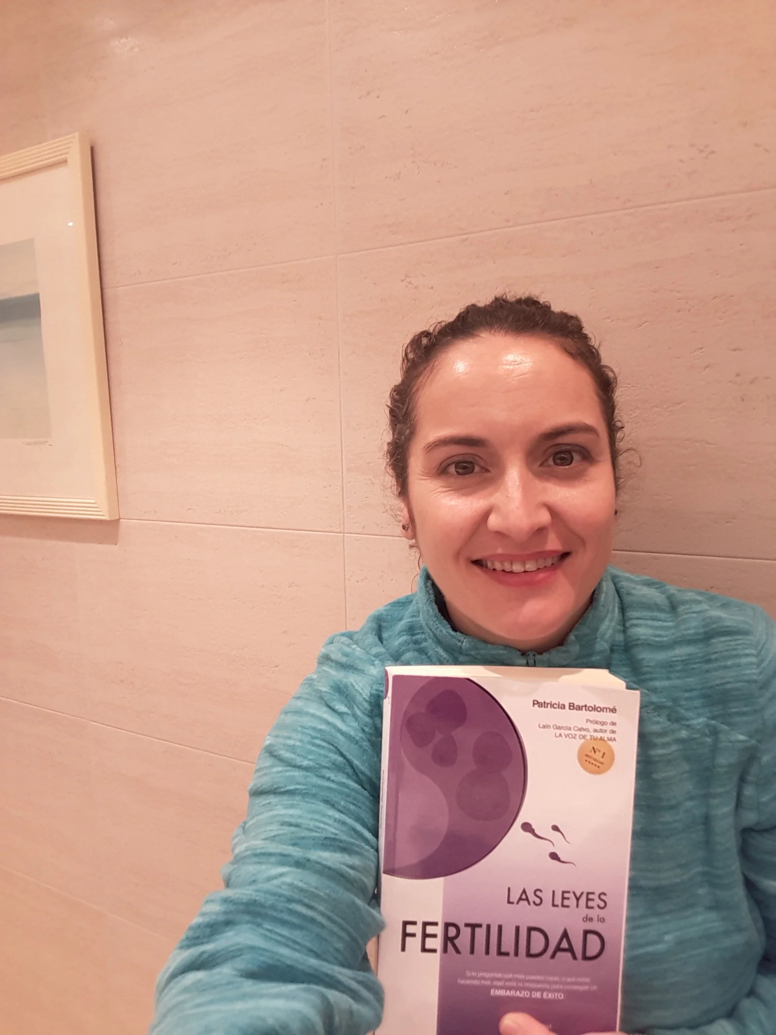 Foto real de una persona con el libro de Patricia Bartolomé