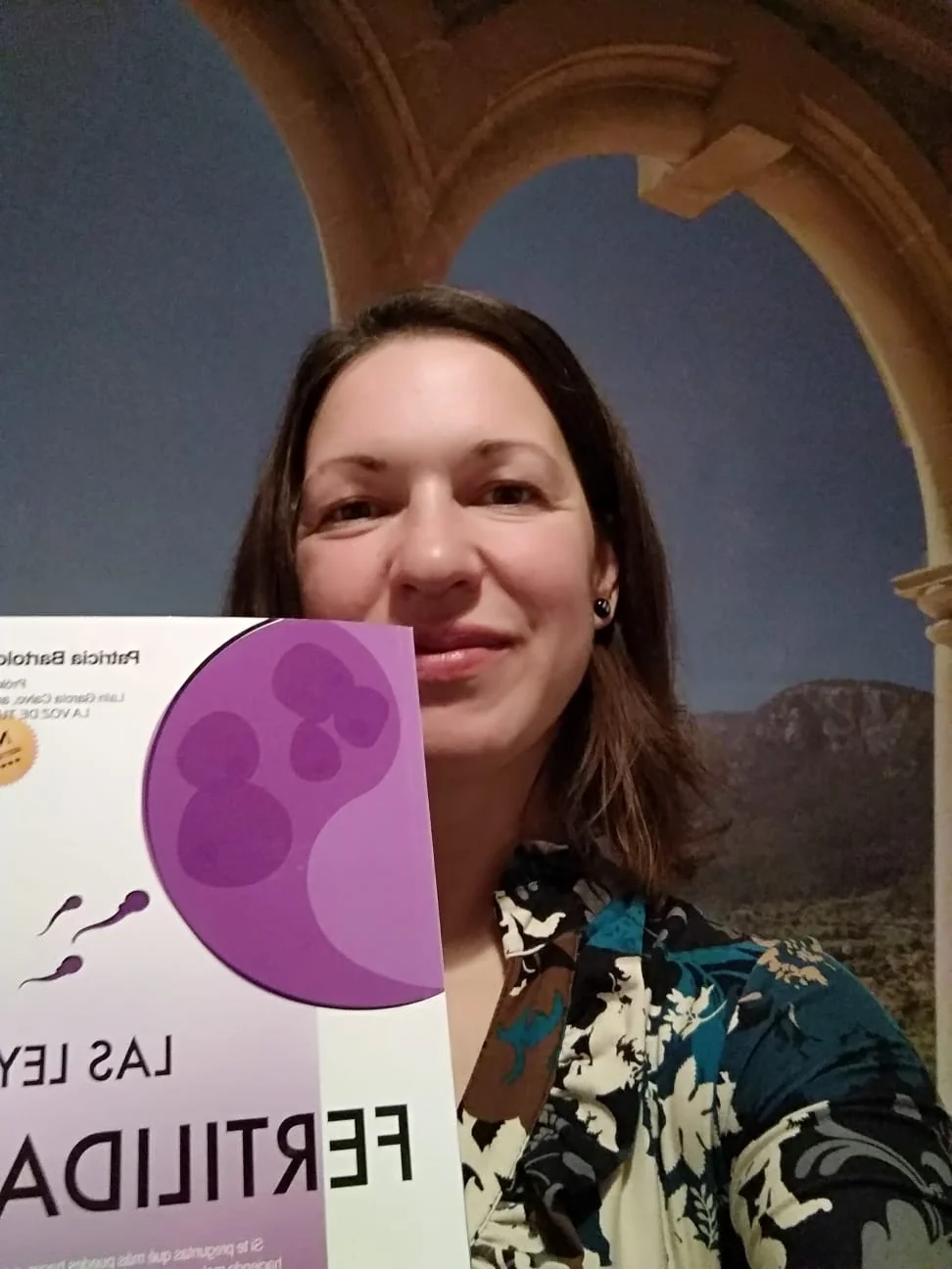 Foto real de una persona con el libro de Patricia Bartolomé