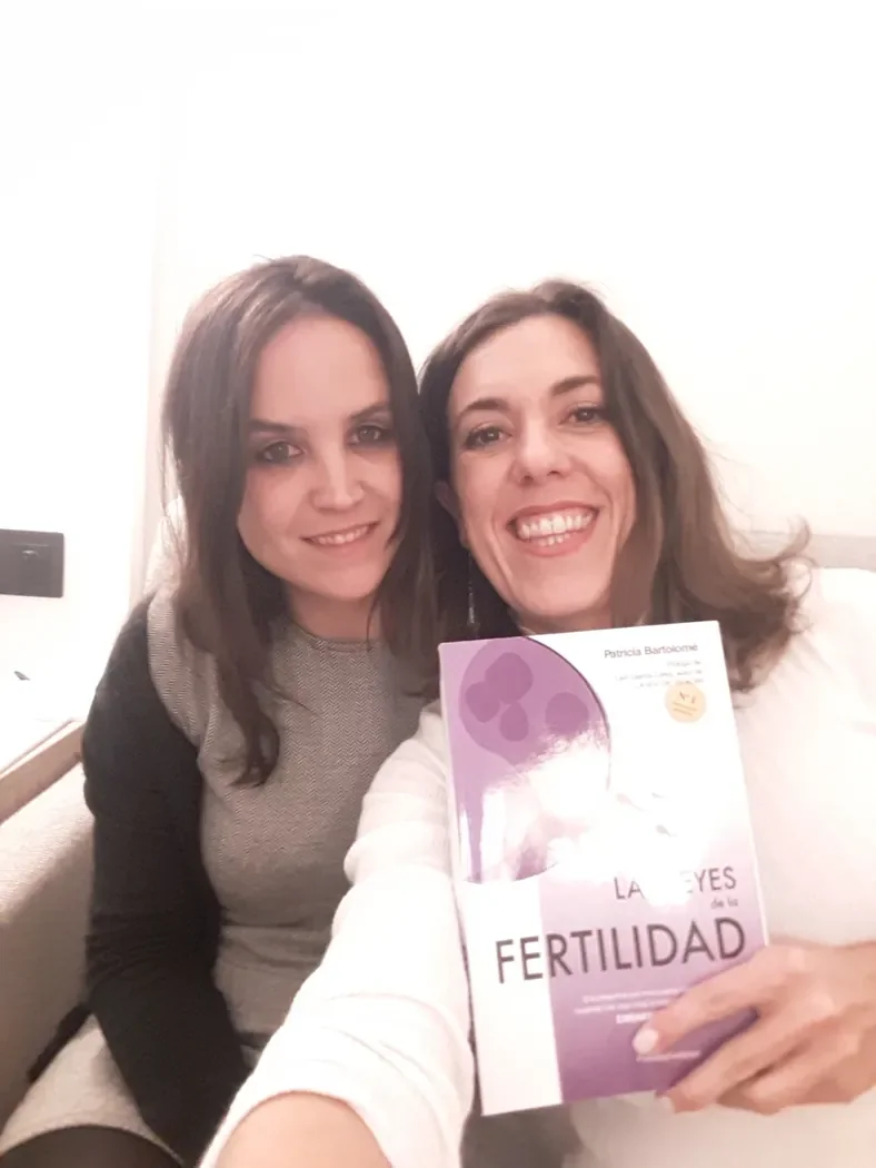 Foto real de una persona con el libro de Patricia Bartolomé