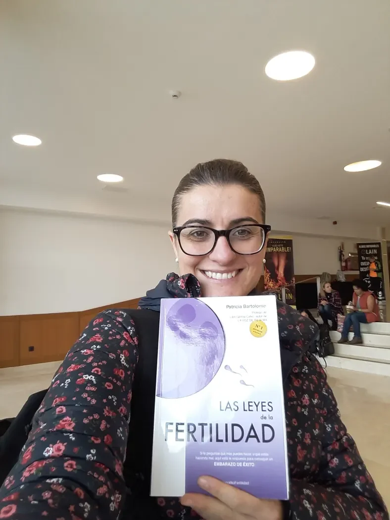 Foto real de una persona con el libro de Patricia Bartolomé