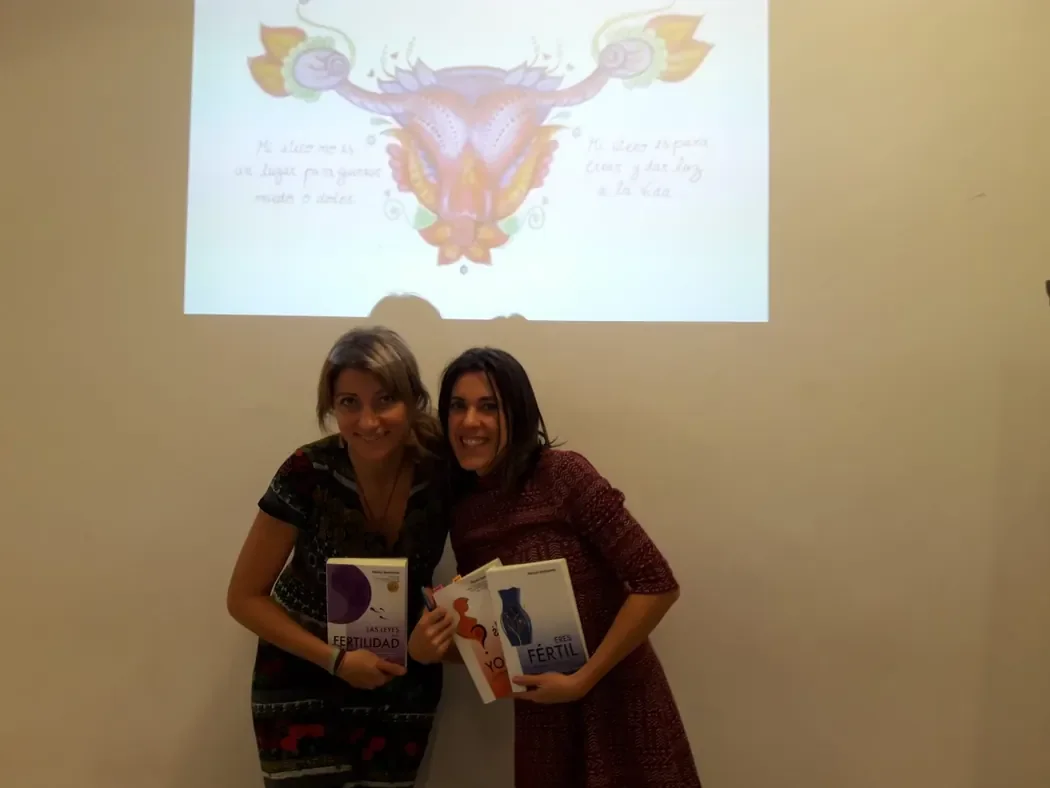 Foto real de una persona con el libro de Patricia Bartolomé