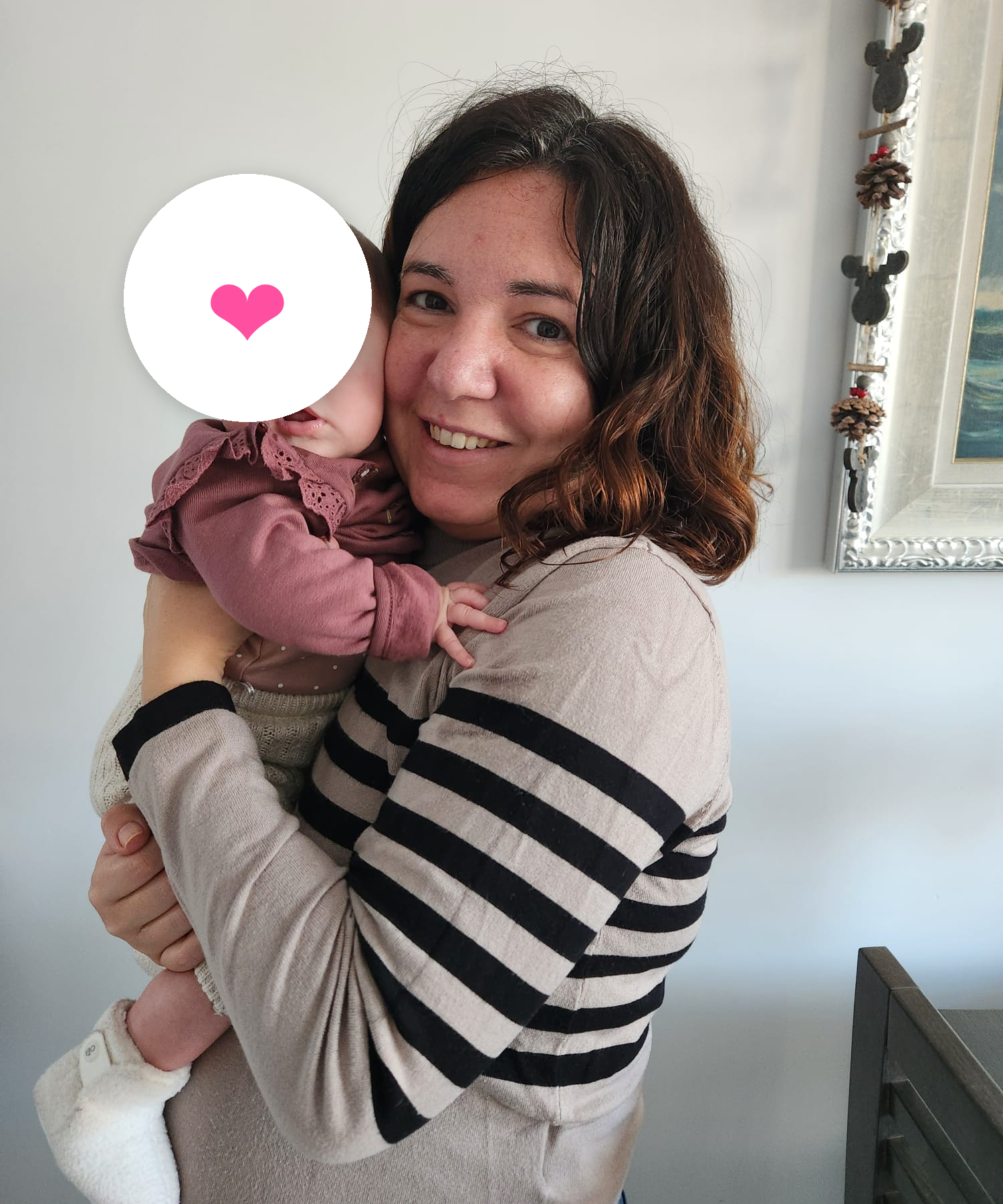 Madre abrazando a su bebé en una foto íntima y luminosa