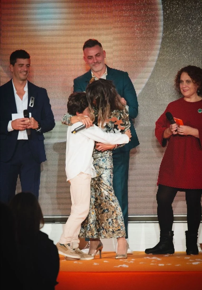 Patricia recibiendo premio en escenario