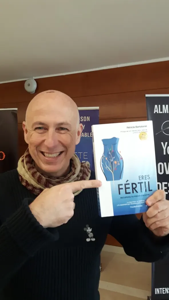Foto real de una persona con el libro de Patricia Bartolomé