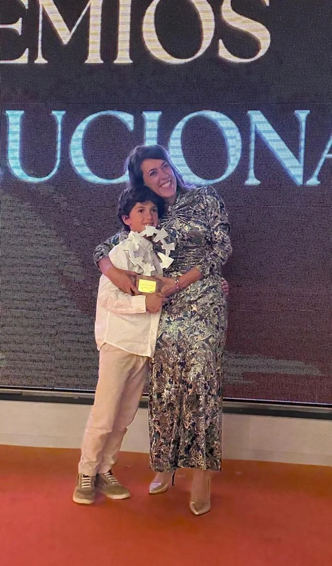 Patricia recogiendo premio