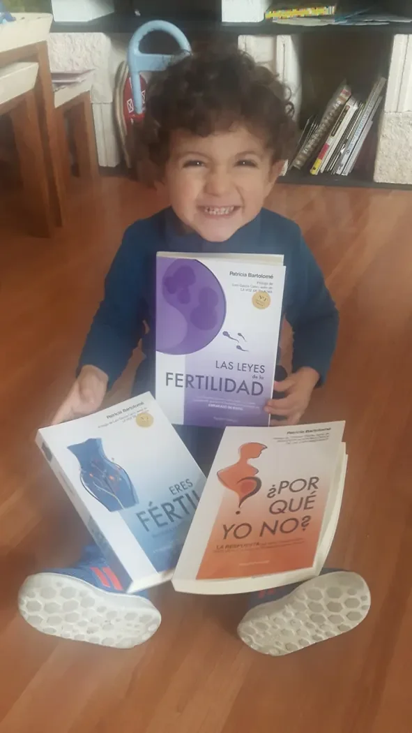 Foto real de una persona con el libro de Patricia Bartolomé