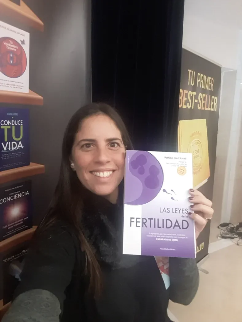 Foto real de una persona con el libro de Patricia Bartolomé