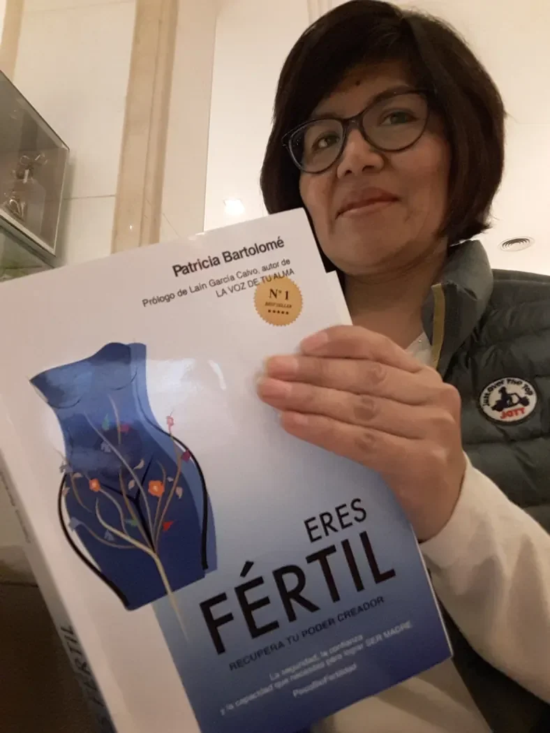 Foto real de una persona con el libro de Patricia Bartolomé
