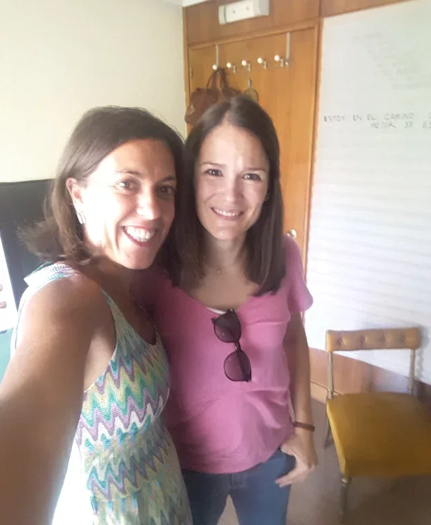 Dos mujeres sonriendo juntas