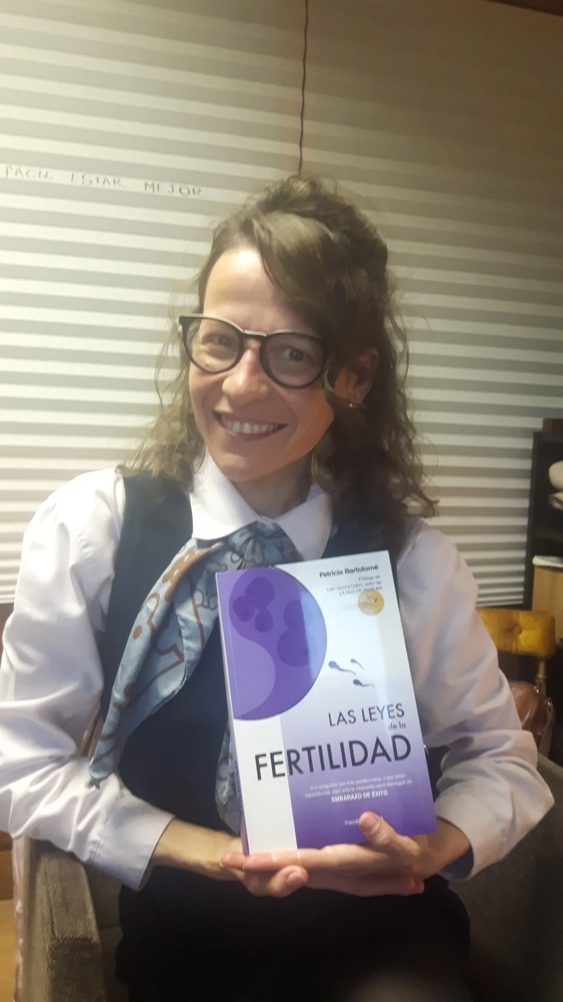 Foto real de una persona con el libro de Patricia Bartolomé