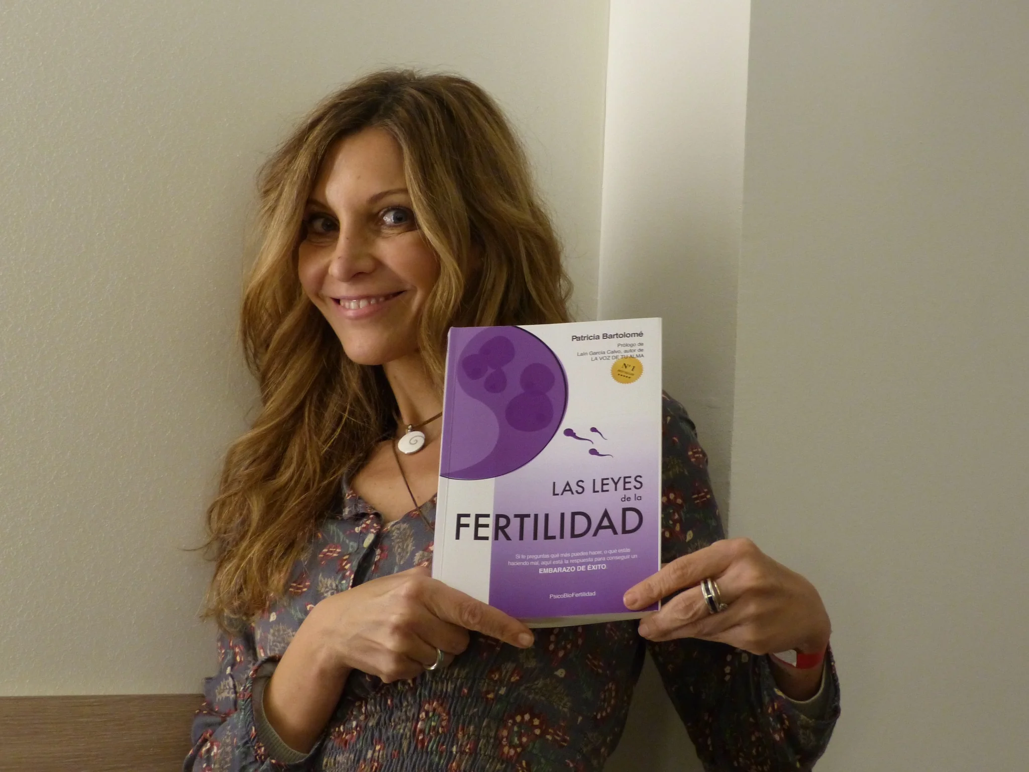 Foto real de una persona con el libro de Patricia Bartolomé