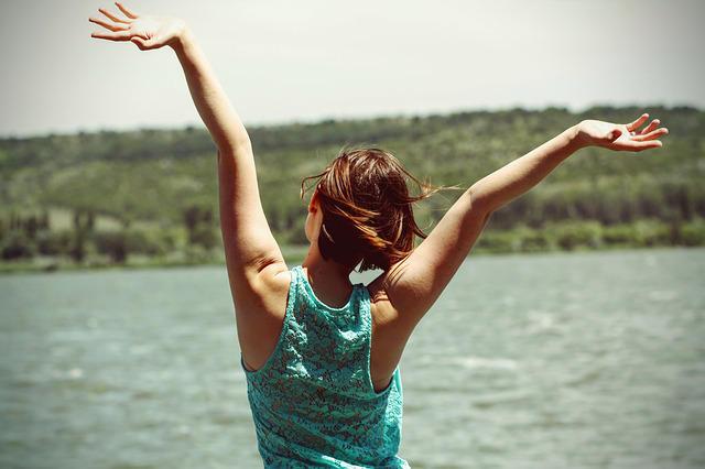 Mujer feliz en la naturaleza